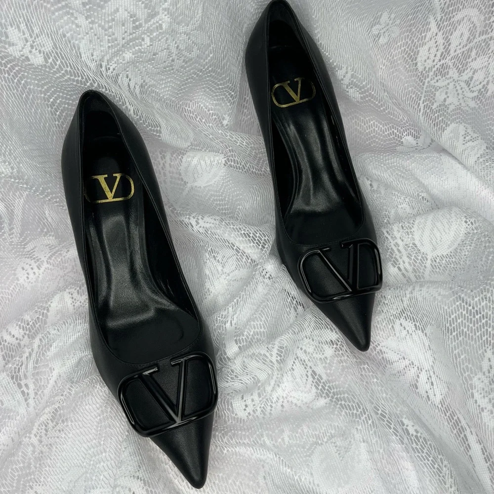Valentino Used Vlogo Black Leather Pumps w/ Pointed Toe size 37 - Picture 2 of 6